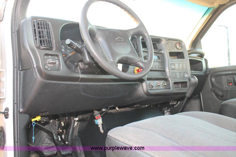 image for item C3750 2005 Chevrolet C6500 semi truck