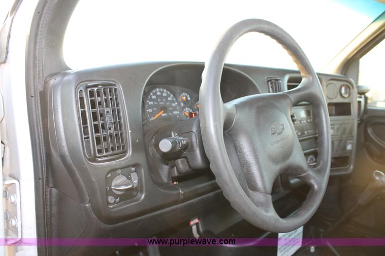 image for item C3750 2005 Chevrolet C6500 semi truck