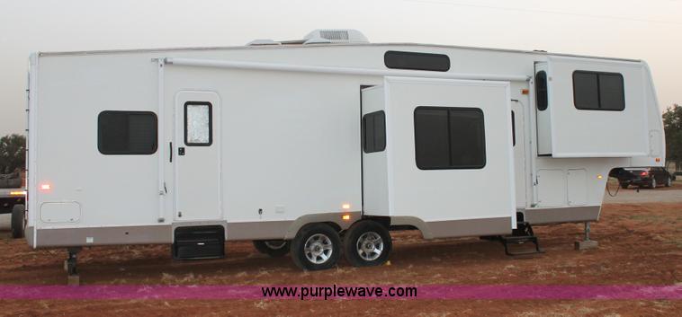 image for item C3759 2004 Fleetwood 36.5' RV fifth wheel trailer