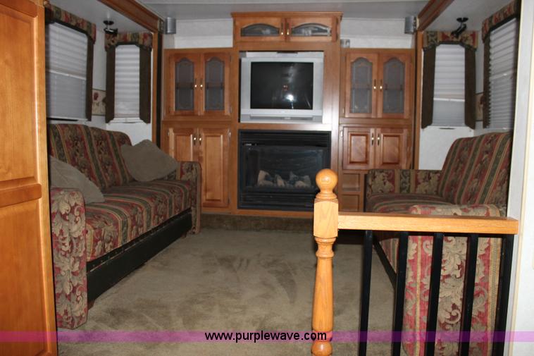 image for item C3759 2004 Fleetwood 36.5' RV fifth wheel trailer