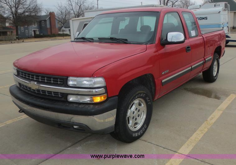 image for item F6815 2002 Chevrolet Silverado 1500 Z71 Ext. Cab pickup truck