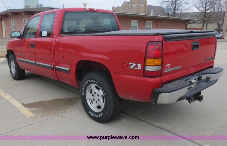 image for item F6815 2002 Chevrolet Silverado 1500 Z71 Ext. Cab pickup truck