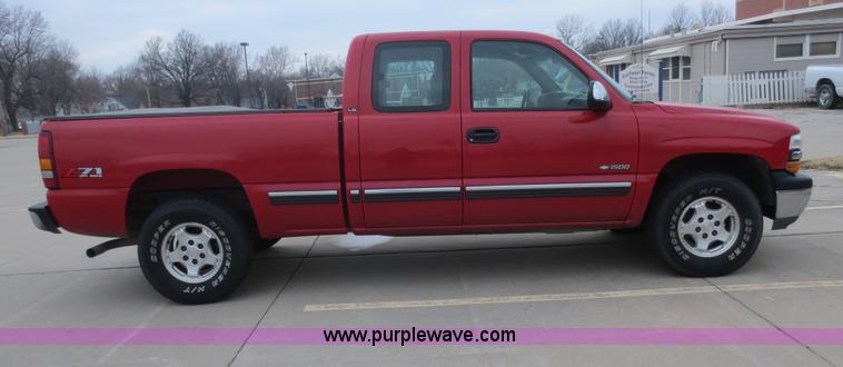 image for item F6815 2002 Chevrolet Silverado 1500 Z71 Ext. Cab pickup truck