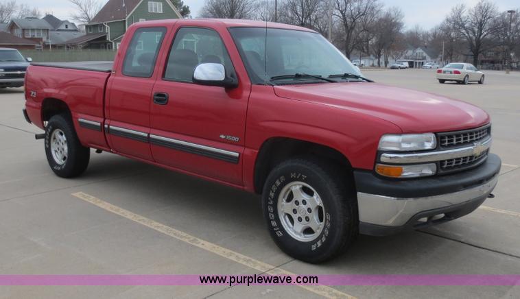 image for item F6815 2002 Chevrolet Silverado 1500 Z71 Ext. Cab pickup truck