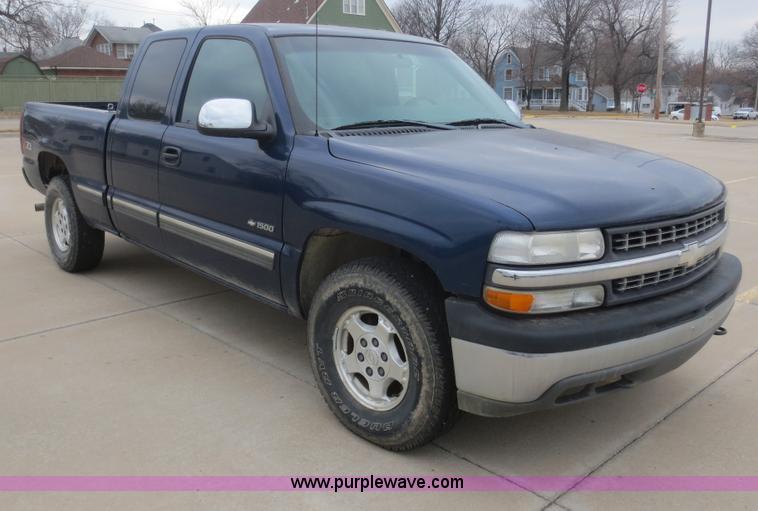 image for item F6816 2001 Chevrolet Silverado 1500 Z71 Ext. Cab pickup truck