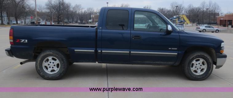 image for item F6816 2001 Chevrolet Silverado 1500 Z71 Ext. Cab pickup truck