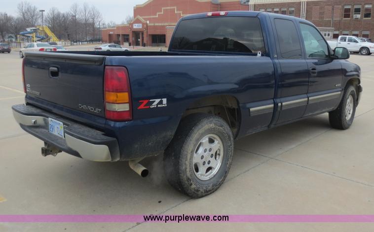 image for item F6816 2001 Chevrolet Silverado 1500 Z71 Ext. Cab pickup truck