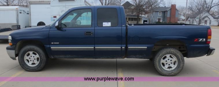 image for item F6816 2001 Chevrolet Silverado 1500 Z71 Ext. Cab pickup truck