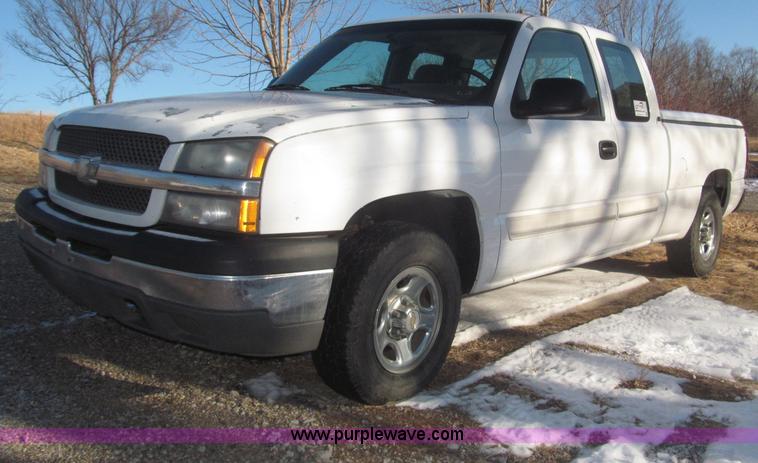 image for item F7253 2004 Chevrolet Silverado 1500 LS Ext. Cab pickup truck