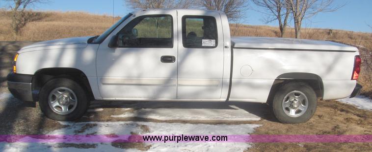 image for item F7253 2004 Chevrolet Silverado 1500 LS Ext. Cab pickup truck
