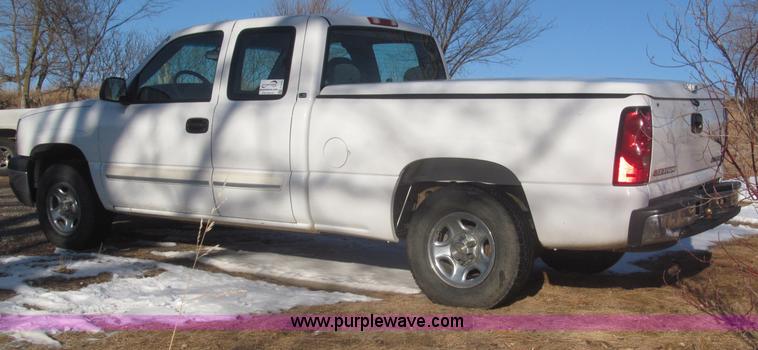 image for item F7253 2004 Chevrolet Silverado 1500 LS Ext. Cab pickup truck