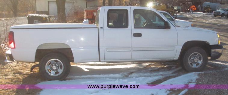 image for item F7253 2004 Chevrolet Silverado 1500 LS Ext. Cab pickup truck