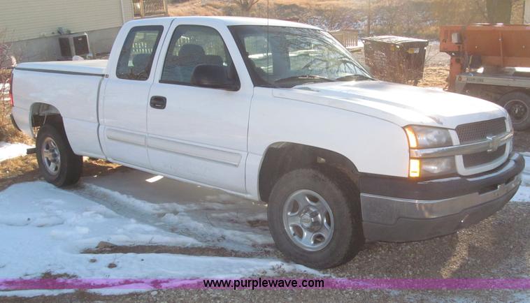 image for item F7253 2004 Chevrolet Silverado 1500 LS Ext. Cab pickup truck