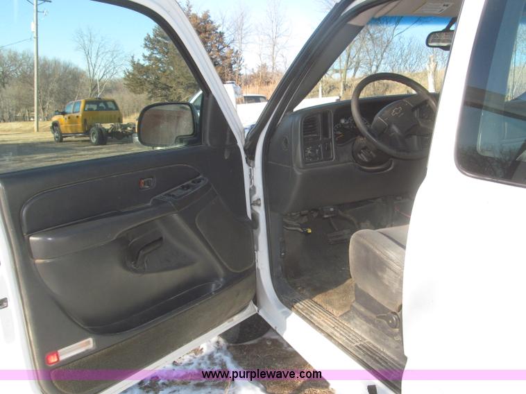 image for item F7253 2004 Chevrolet Silverado 1500 LS Ext. Cab pickup truck