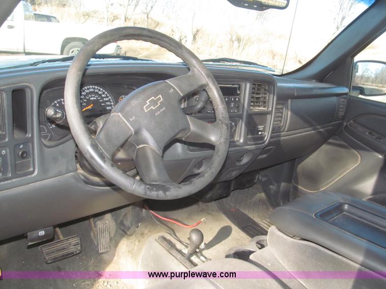 image for item F7253 2004 Chevrolet Silverado 1500 LS Ext. Cab pickup truck