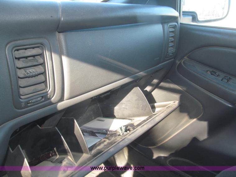 image for item F7253 2004 Chevrolet Silverado 1500 LS Ext. Cab pickup truck