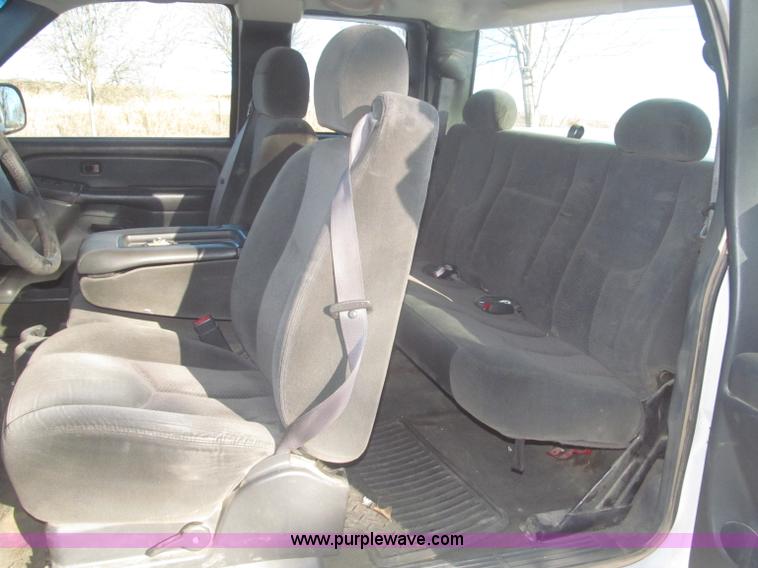 image for item F7253 2004 Chevrolet Silverado 1500 LS Ext. Cab pickup truck