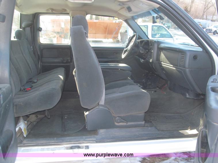 image for item F7253 2004 Chevrolet Silverado 1500 LS Ext. Cab pickup truck