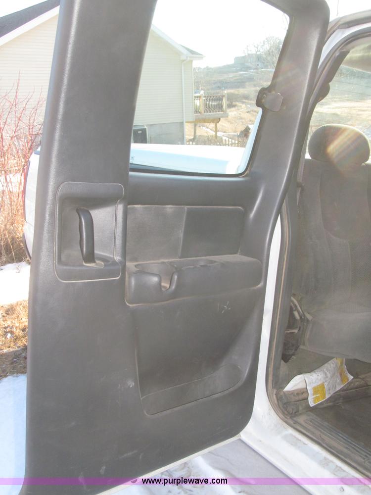 image for item F7253 2004 Chevrolet Silverado 1500 LS Ext. Cab pickup truck