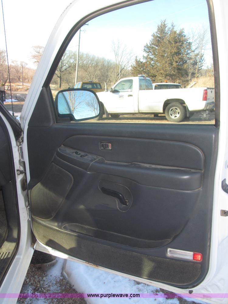 image for item F7253 2004 Chevrolet Silverado 1500 LS Ext. Cab pickup truck