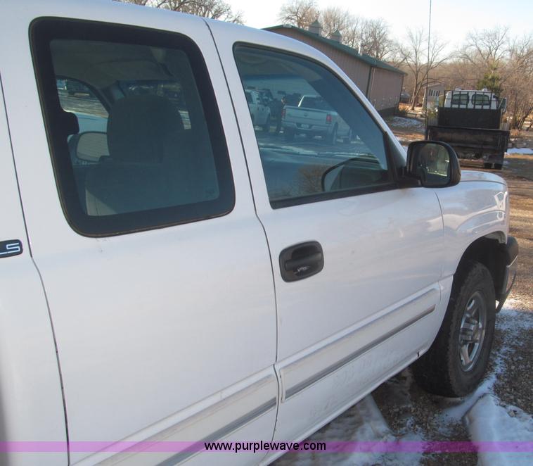 image for item F7253 2004 Chevrolet Silverado 1500 LS Ext. Cab pickup truck