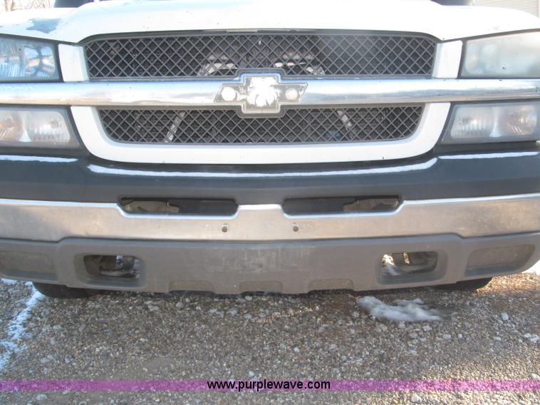 image for item F7253 2004 Chevrolet Silverado 1500 LS Ext. Cab pickup truck
