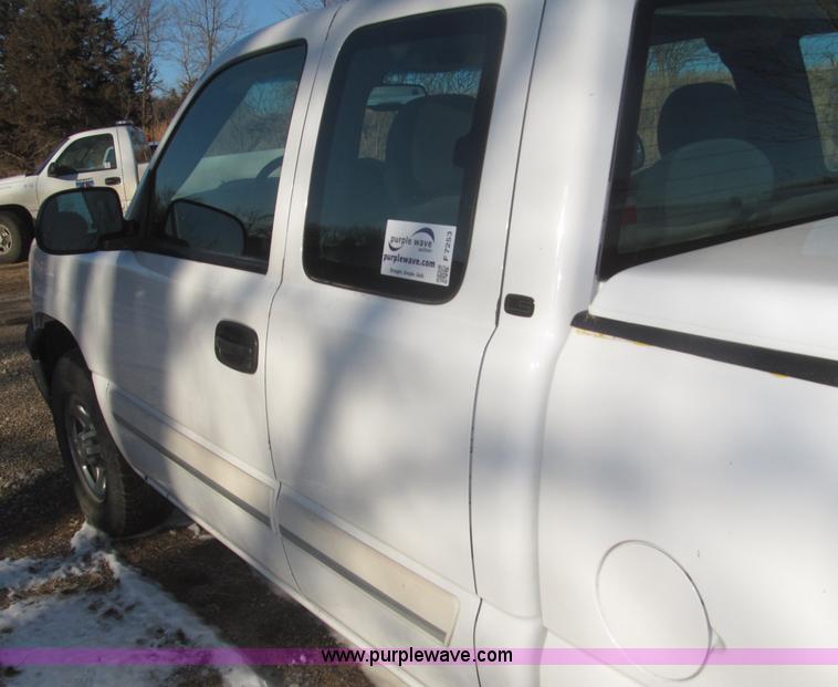 image for item F7253 2004 Chevrolet Silverado 1500 LS Ext. Cab pickup truck