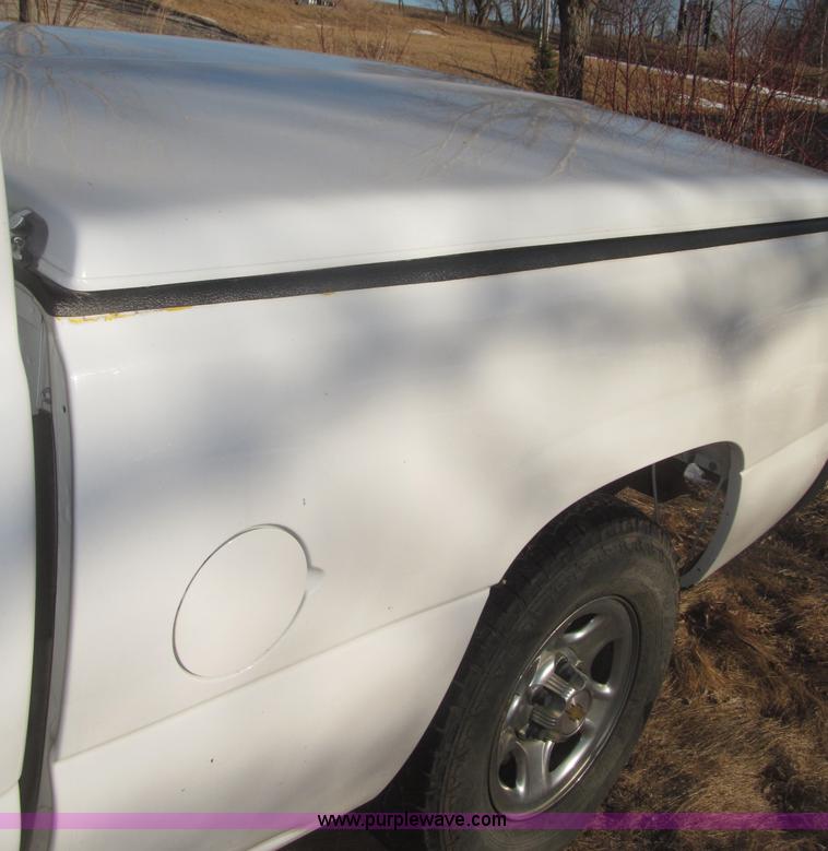 image for item F7253 2004 Chevrolet Silverado 1500 LS Ext. Cab pickup truck