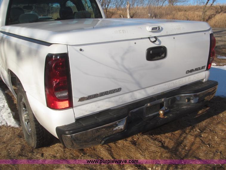 image for item F7253 2004 Chevrolet Silverado 1500 LS Ext. Cab pickup truck