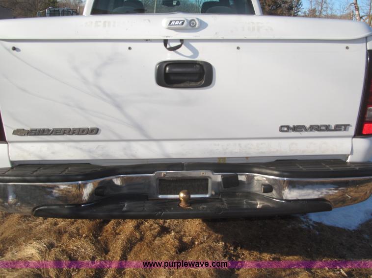 image for item F7253 2004 Chevrolet Silverado 1500 LS Ext. Cab pickup truck