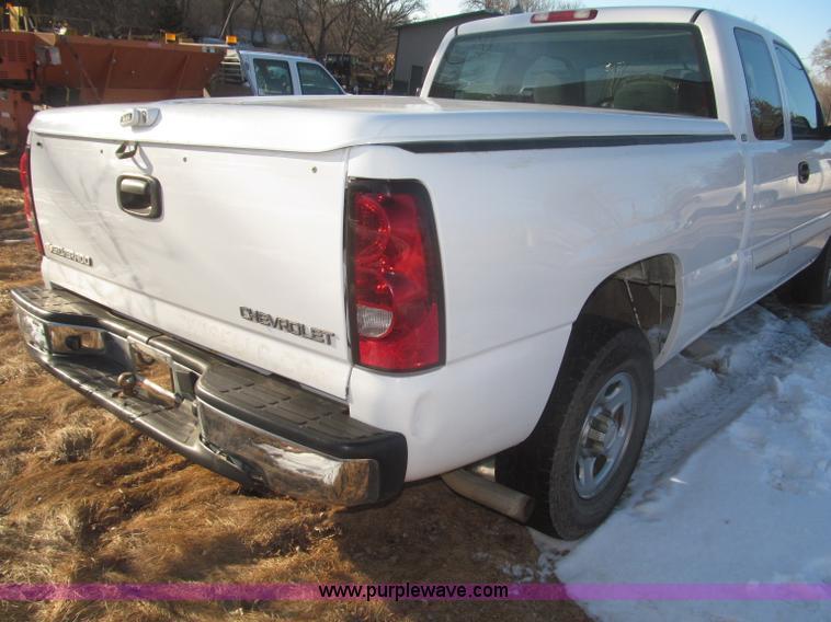 image for item F7253 2004 Chevrolet Silverado 1500 LS Ext. Cab pickup truck