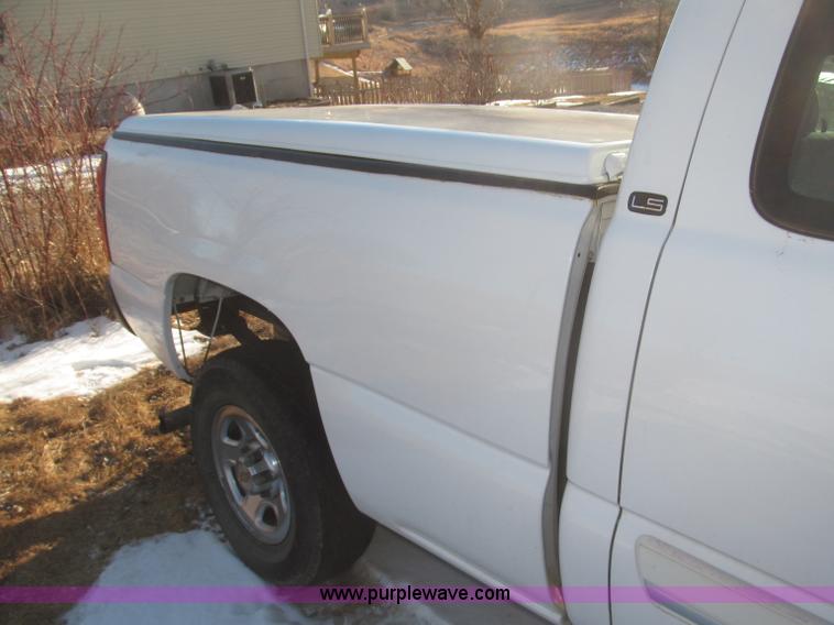 image for item F7253 2004 Chevrolet Silverado 1500 LS Ext. Cab pickup truck