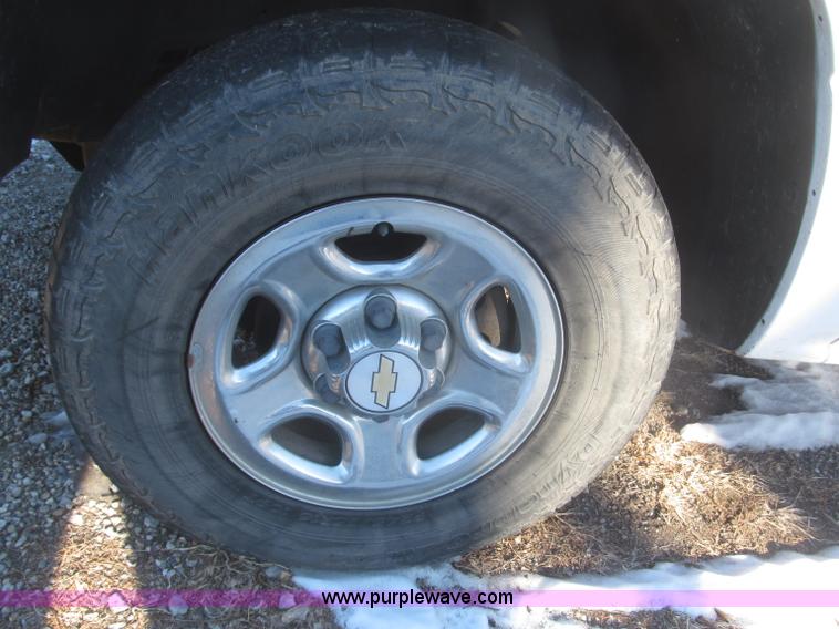 image for item F7253 2004 Chevrolet Silverado 1500 LS Ext. Cab pickup truck