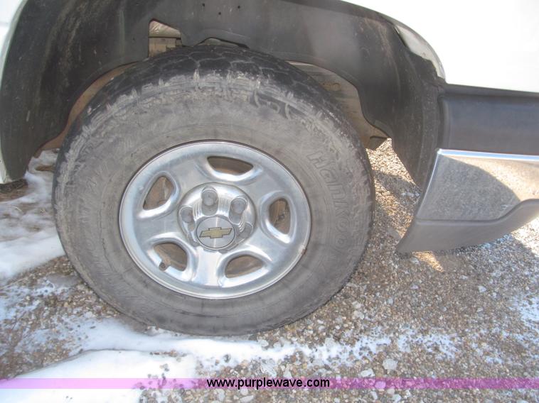 image for item F7253 2004 Chevrolet Silverado 1500 LS Ext. Cab pickup truck