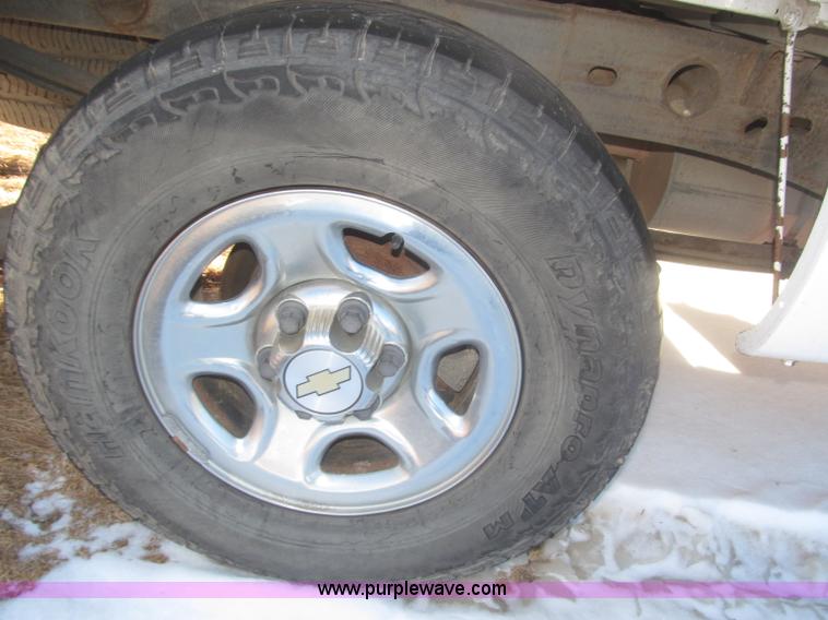 image for item F7253 2004 Chevrolet Silverado 1500 LS Ext. Cab pickup truck