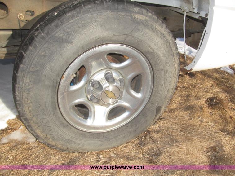 image for item F7253 2004 Chevrolet Silverado 1500 LS Ext. Cab pickup truck