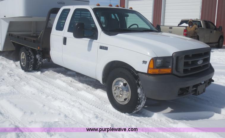 image for item F8188 2001 Ford F350 Super Duty flatbed truck