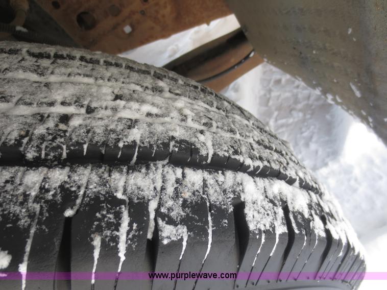 image for item F8188 2001 Ford F350 Super Duty flatbed truck