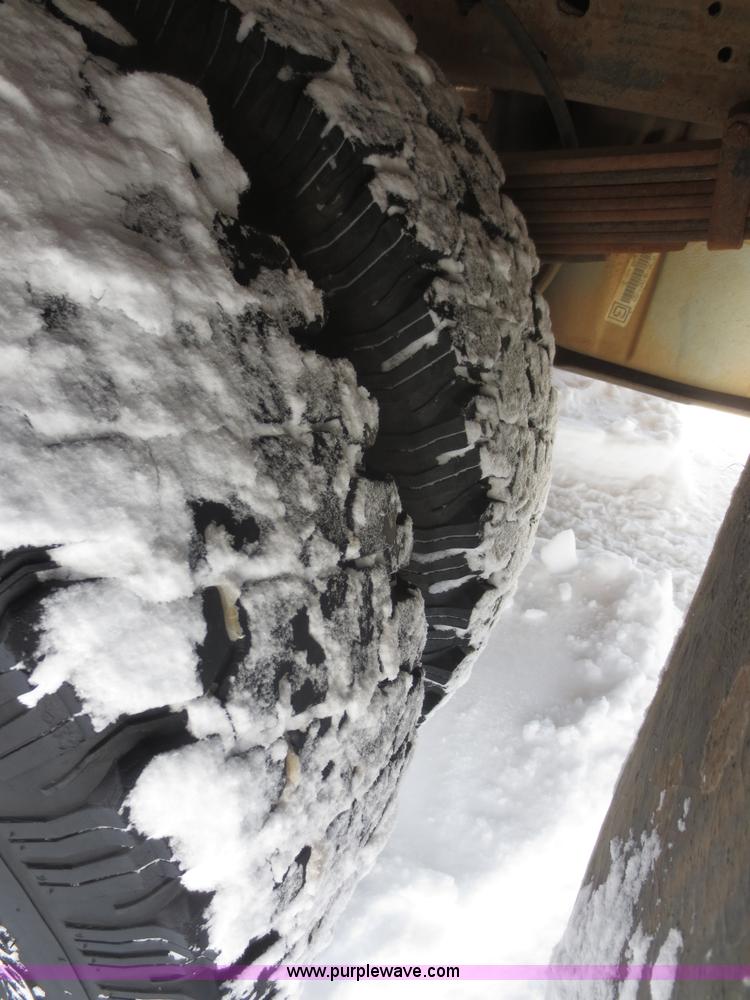 image for item F8188 2001 Ford F350 Super Duty flatbed truck