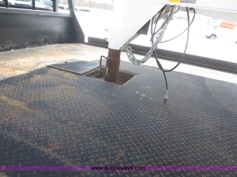 image for item F8188 2001 Ford F350 Super Duty flatbed truck