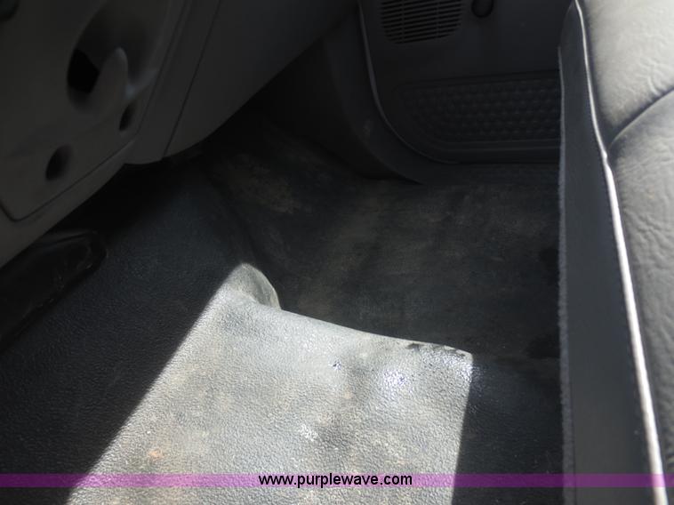 image for item F8188 2001 Ford F350 Super Duty flatbed truck