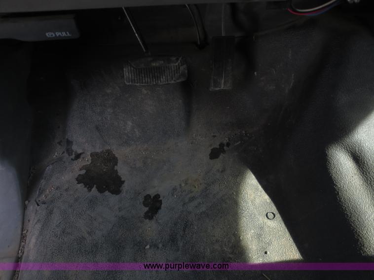 image for item F8188 2001 Ford F350 Super Duty flatbed truck