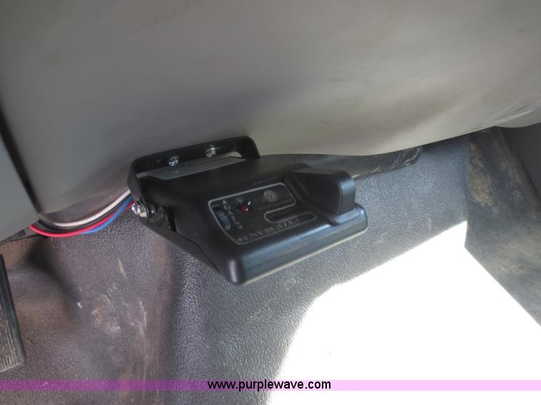 image for item F8188 2001 Ford F350 Super Duty flatbed truck