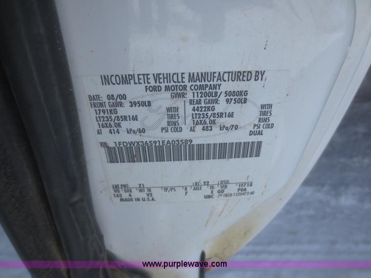 image for item F8188 2001 Ford F350 Super Duty flatbed truck