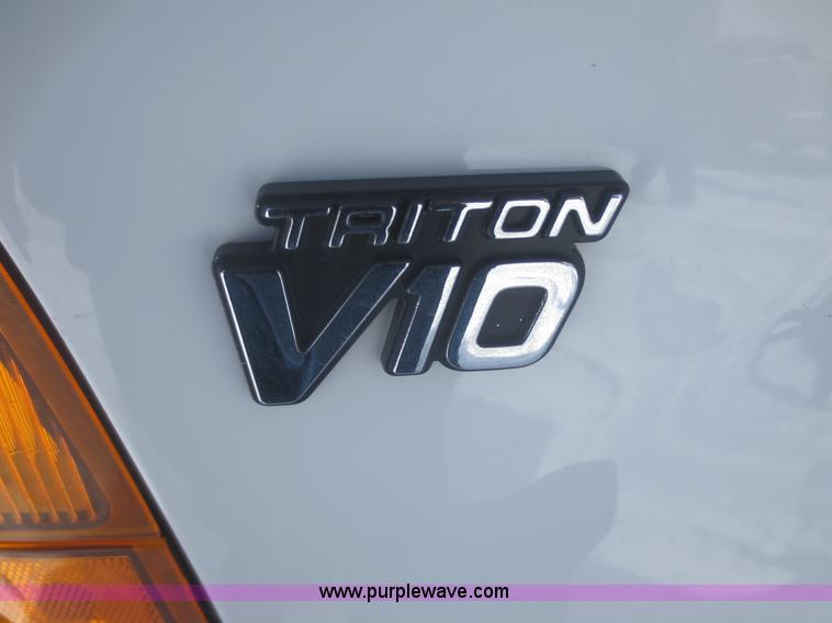 image for item F8188 2001 Ford F350 Super Duty flatbed truck