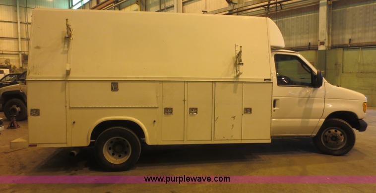 image for item F8197 2005 Ford E450 Super Duty service van
