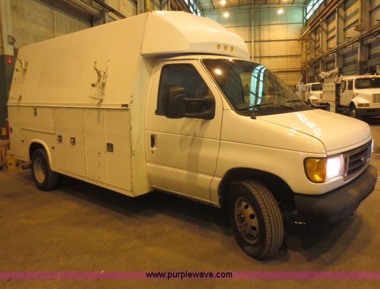 image for item F8197 2005 Ford E450 Super Duty service van