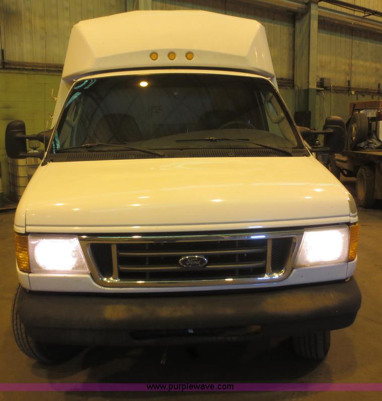 image for item F8197 2005 Ford E450 Super Duty service van