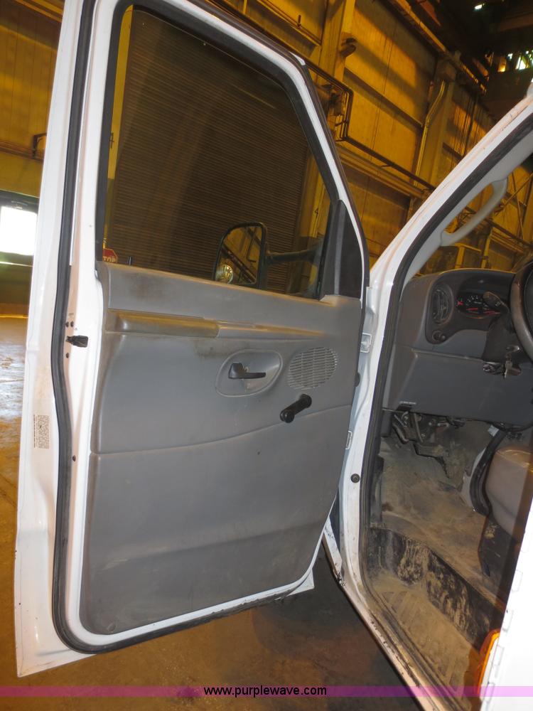image for item F8197 2005 Ford E450 Super Duty service van
