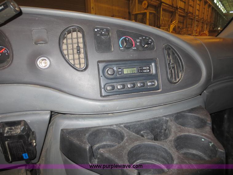 image for item F8197 2005 Ford E450 Super Duty service van